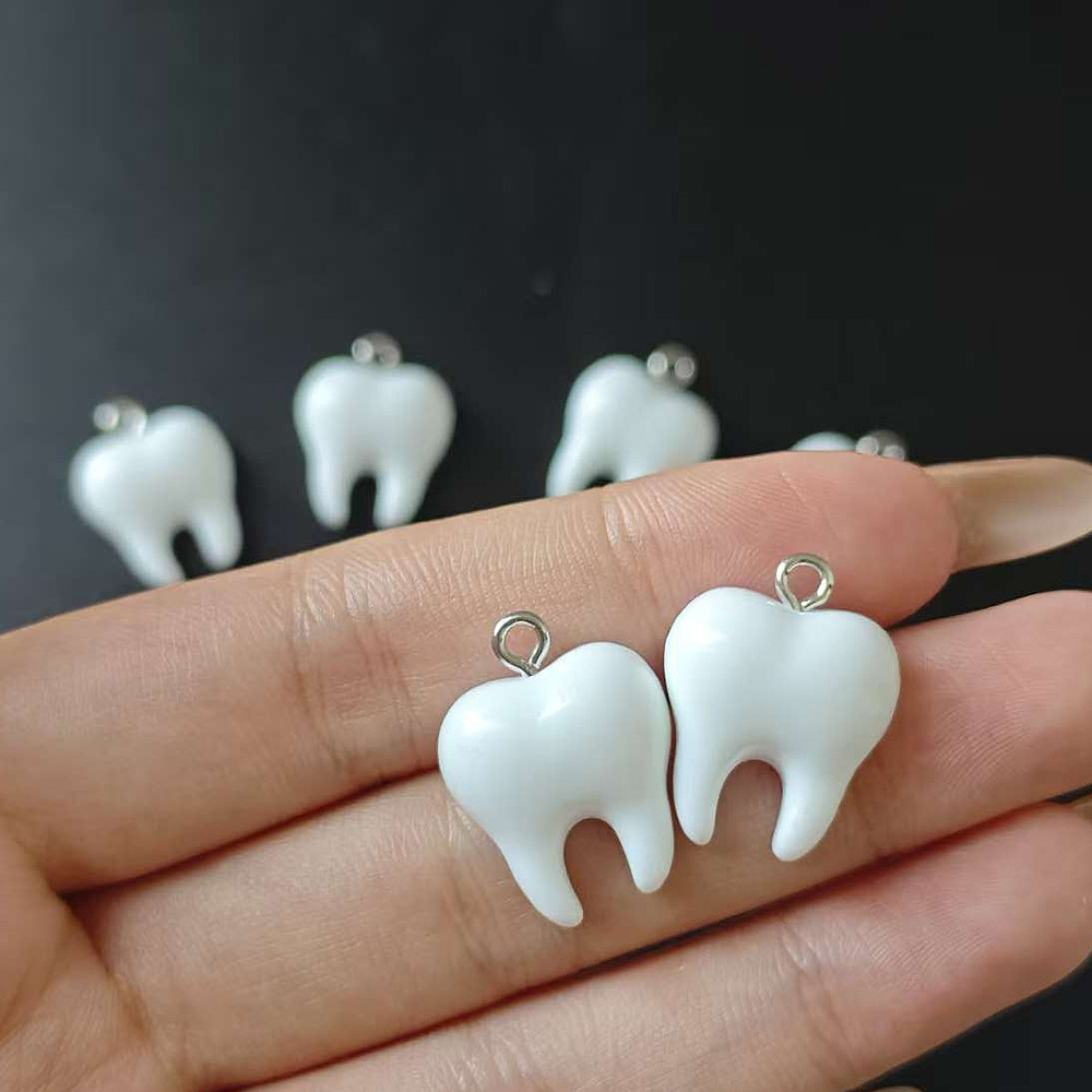 10 قطع من قلادات الأسنان الرات - مراجعة Resin Art Notes وسعره